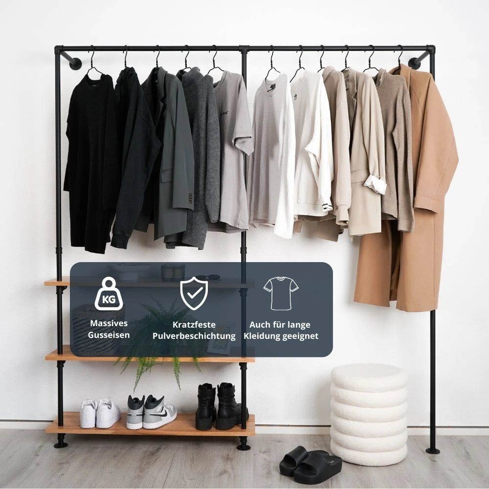 Kleiderstange schwarz mit Regalbrettern aus Eiche - Frontale Ansicht mit vielen Klamotten - Modell Elias III|||50942677057800