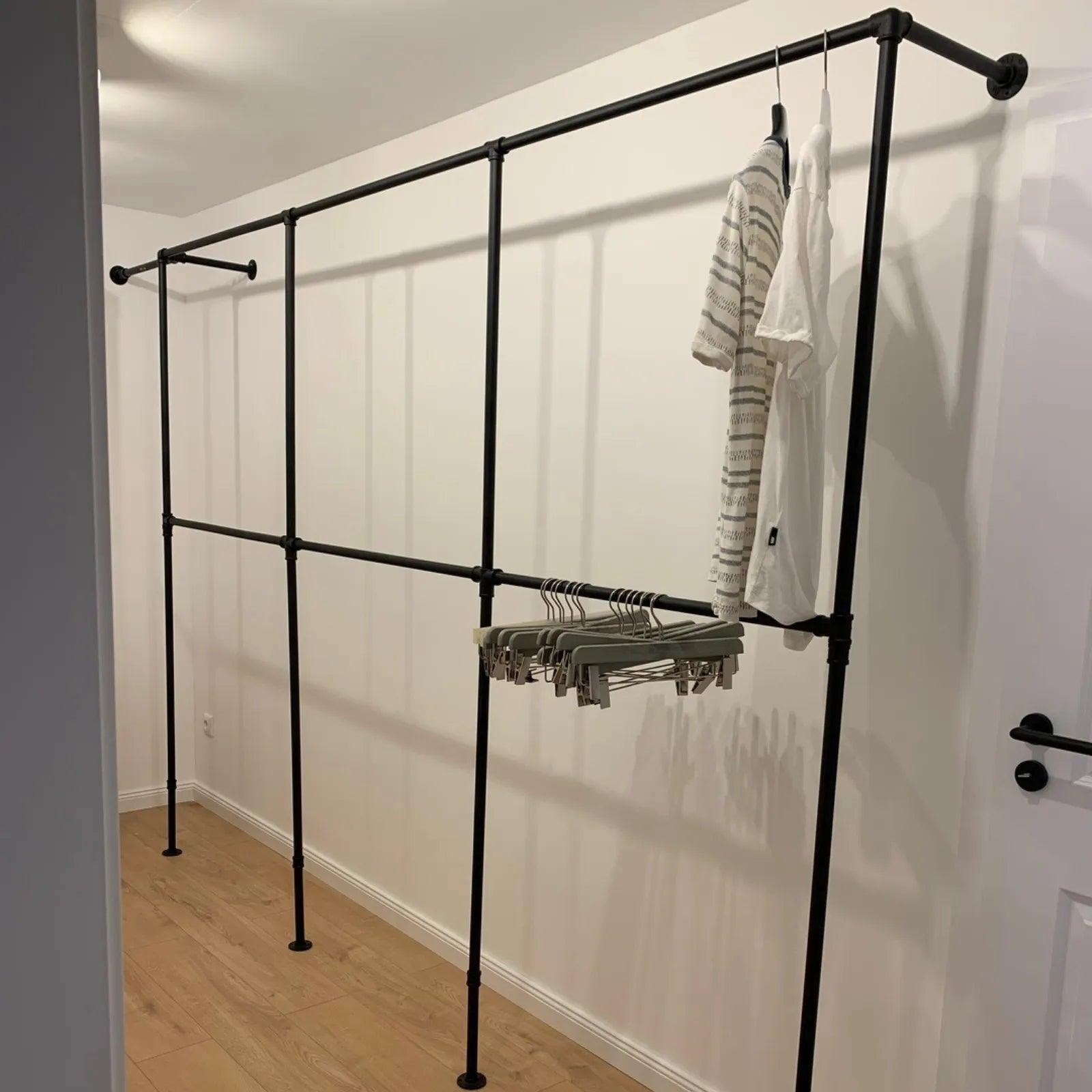 Begehbarer Kleiderschrank schwarz Rohrmöbel DIY Schräge Ansicht