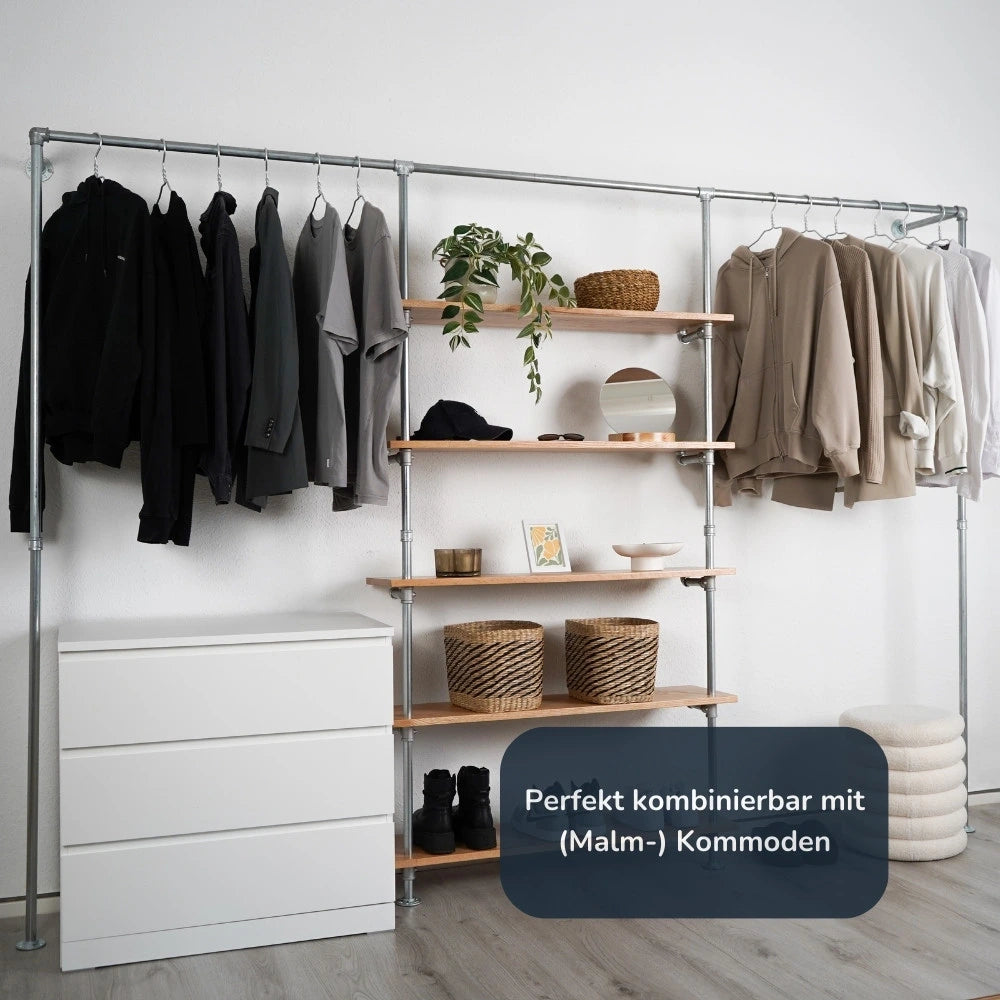 Kleiderstange silber mit Regalbrettern - schräge Ansicht kleiderstange mit Kommode - Modell Magnus V:::silber