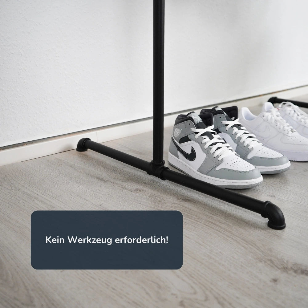 Freistehender Kleiderständer schwarz - U Form - Nahansicht Fußbereich mit Schuhen - Modell Paula:::schwarz