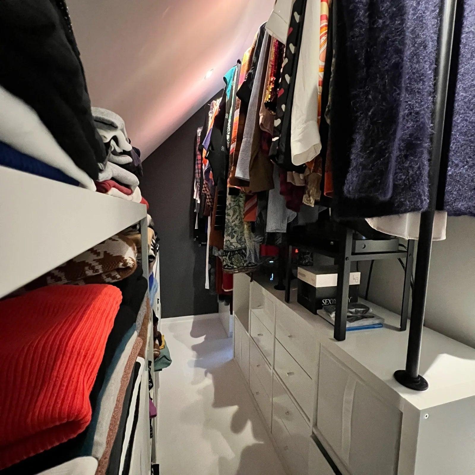 Begehbarer Kleiderschrank Dachschräge schwarz - Viel Stauraum - DIY