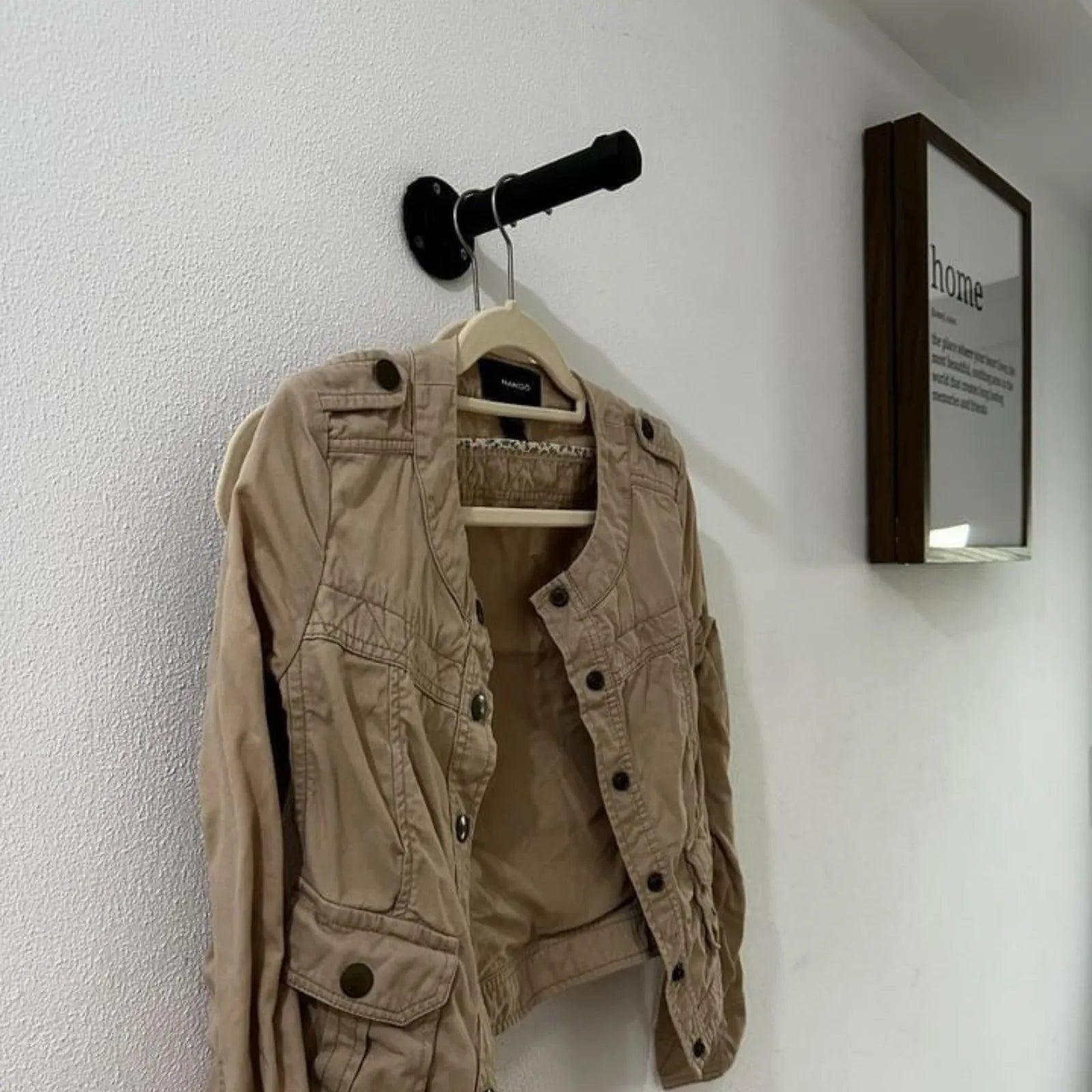 Nahansicht Kleiderhaken Kleiderpin schwarz für Eingangsbereich Rohrmöbel