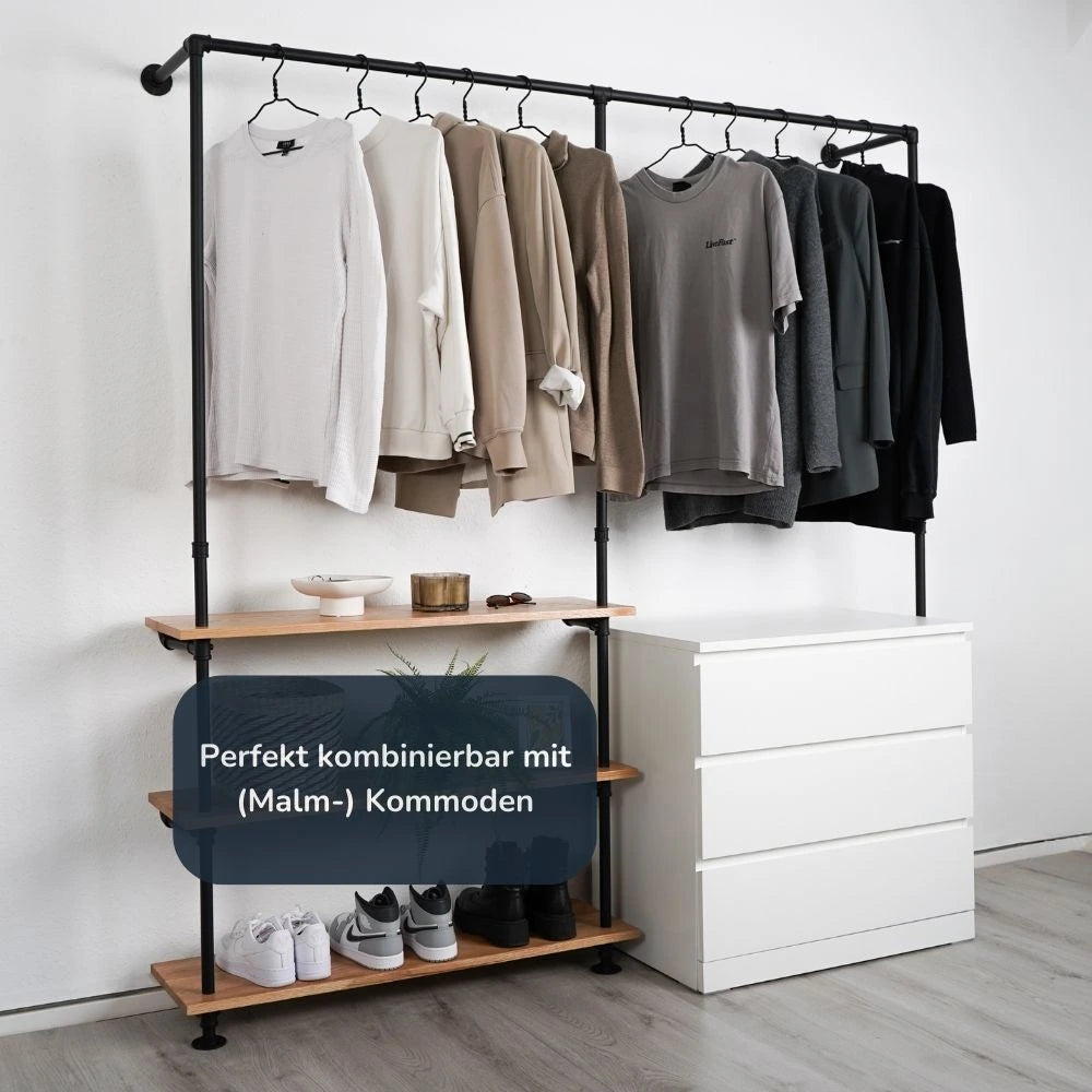Kleiderstange schwarz mit Regalbrettern aus Eiche - Schräge Ansicht mit Kommode - Modell Elias III|||50942677057800