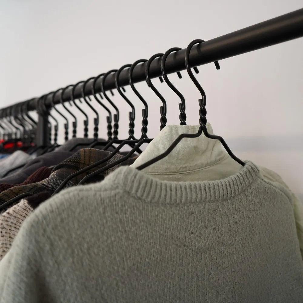 Viele Kleiderbügel an einer Stange Nahansicht