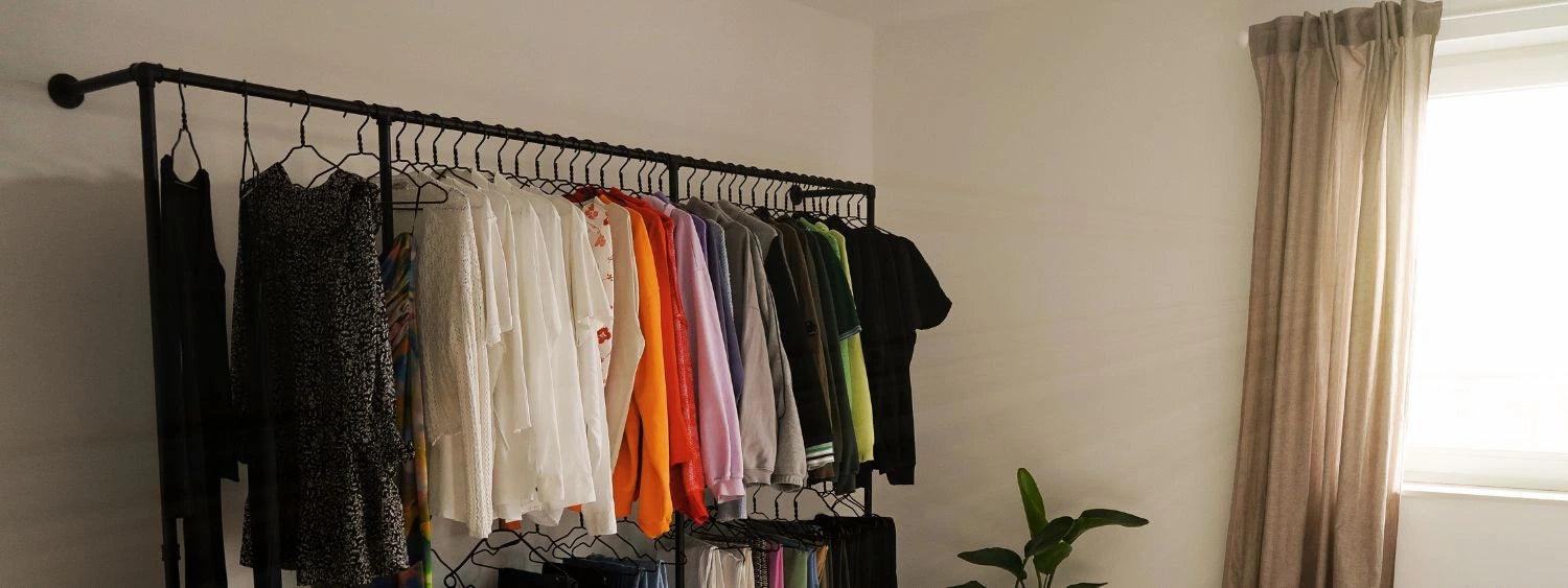 Kleiderstange von der Seite im Schlafzimmer - Kleidereisen Story
