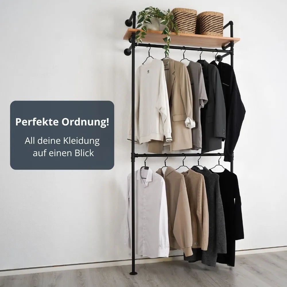 Kleiderstange mit Regalbrett - Schwarze Garderobe mit viel Stauraum Schräge Ansicht mit vielen Klamotten - Modell Lisa|||51541622063368