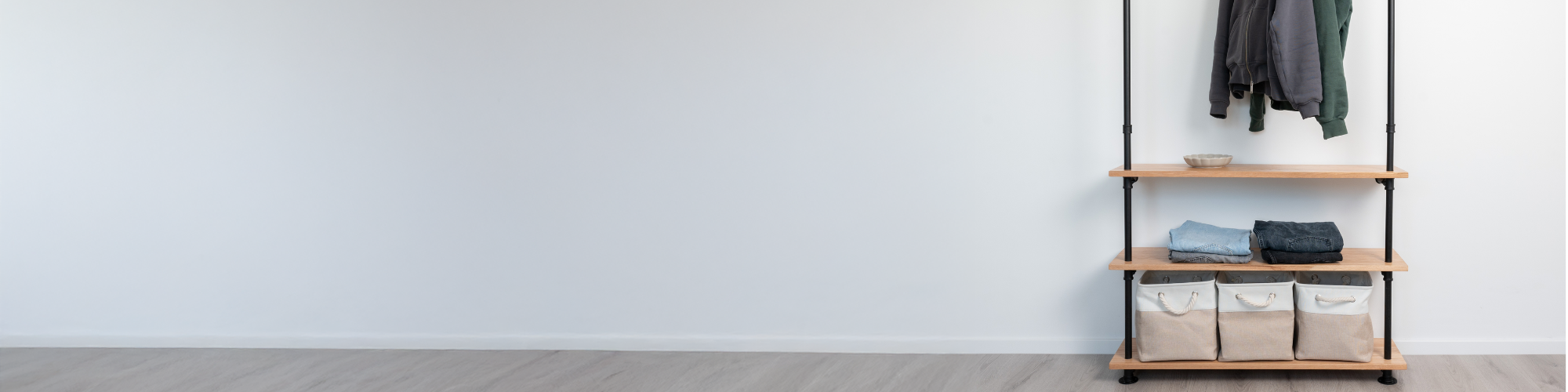 Kleiderstange mit Regal