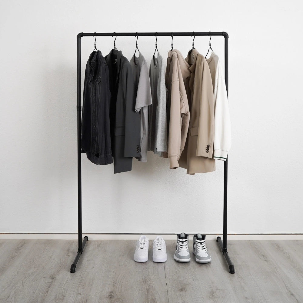 Freistehender Kleiderständer schwarz - U Form - Frontalansicht mit Klamotten - Modell Paula:::schwarz