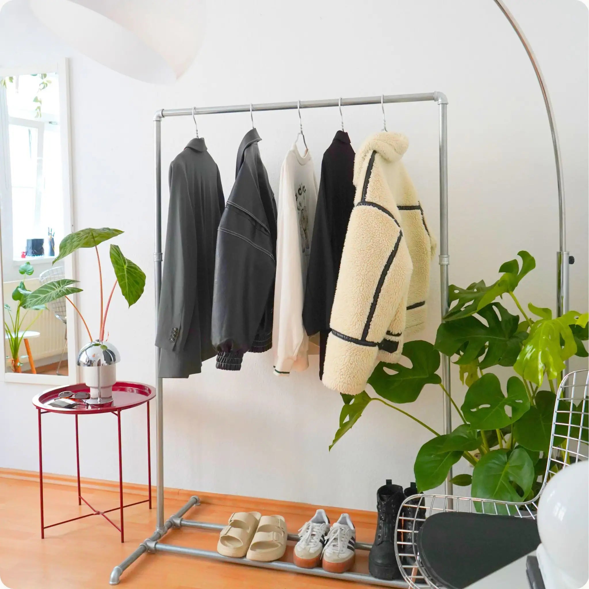 Chrome Möbel – Wie silberne Industrial-Kleiderstangen deinem Interior den ultimativen Loft-Style verleihen