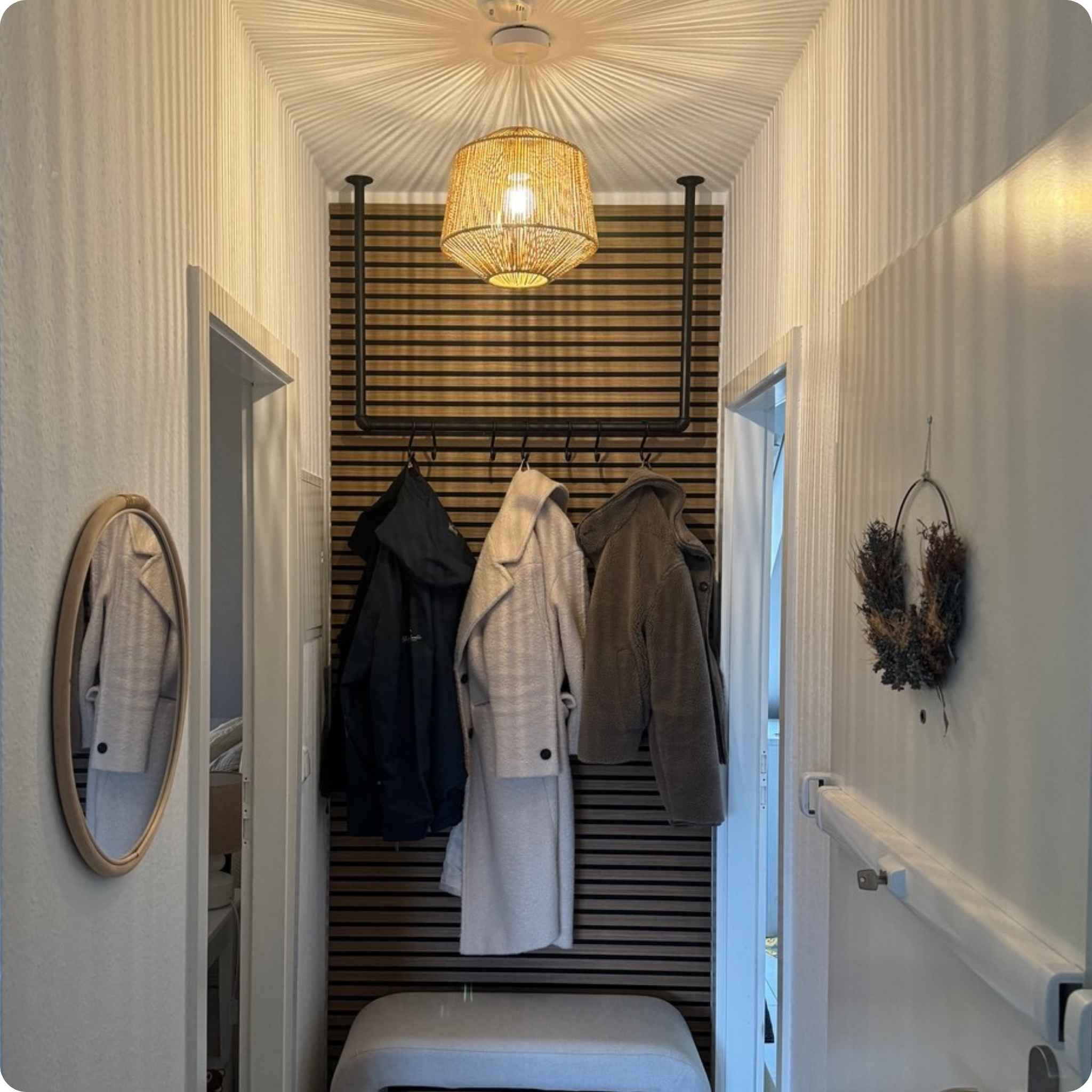 Kleiderstangen für den Eingangsbereich – platzsparende Garderoben mit Style