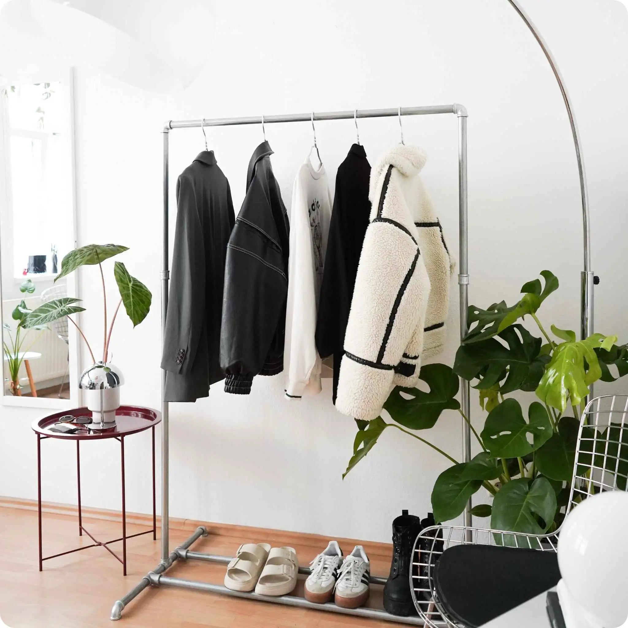 CHROME MÖBEL – WIE SILBERNE INDUSTRIAL-KLEIDERSTANGEN DEINEM INTERIOR DEN ULTIMATIVEN LOFT-STYLE VERLEIHEN