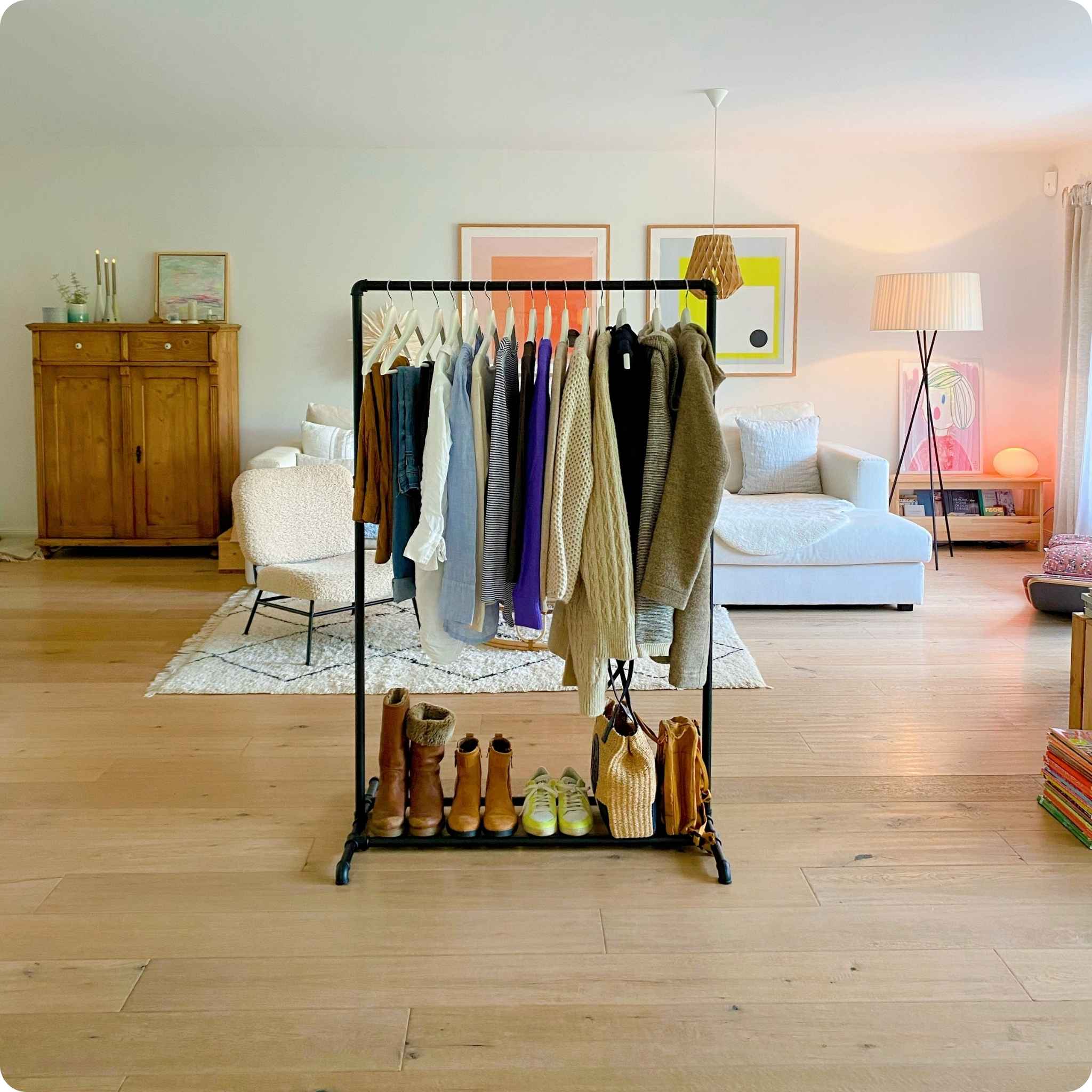 Mini-Capsule für jede Situation: So baust du flexible Kleider-Basics für Alltag, Job & Freizeit