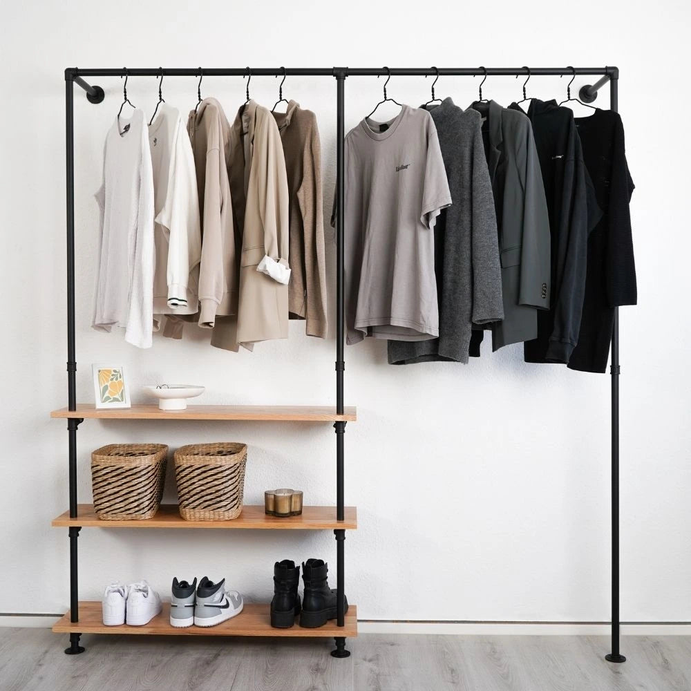 Kleiderstange schwarz mit Regalbrettern aus Eiche - Frontale Ansicht - Modell Elias III|||50942677057800
