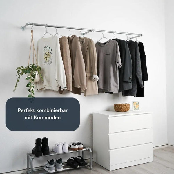 Kleiderstange wandmontiert silber - Modell Kaspar Double - schräge Ansicht mit Kommode:::silber