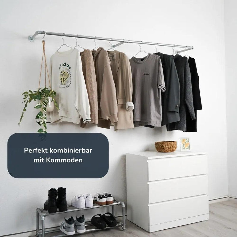 Kleiderstange wandmontiert silber - Modell Kaspar Double - schräge Ansicht mit Kommode:::silber