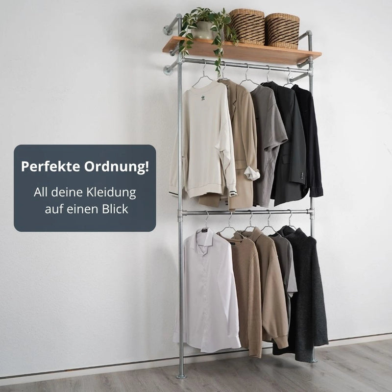 Kleiderstange mit Regalbrett - Helle Garderobe mit viel Stauraum Schräge Ansicht mit vielen Klamotten - Modell Lisa|||51541622128904