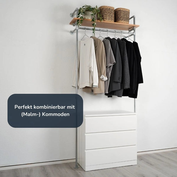 Kleiderstange mit Regalbrett - Helle Garderobe schräge Ansicht mit Kommode - Modell Lisa|||51541622096136