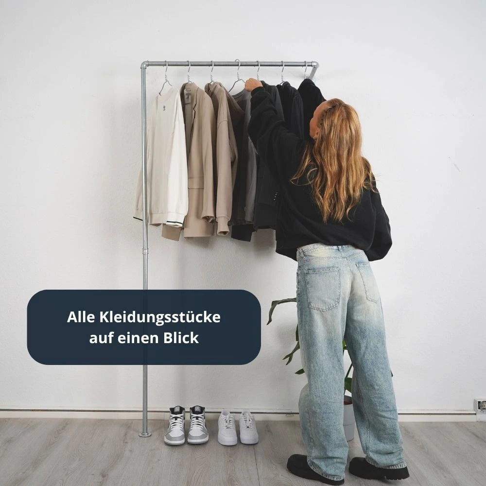 Industrielle Kleiderstange für den Eingangsbereich Silber - L-Form Modell Sven Bild mit Person
