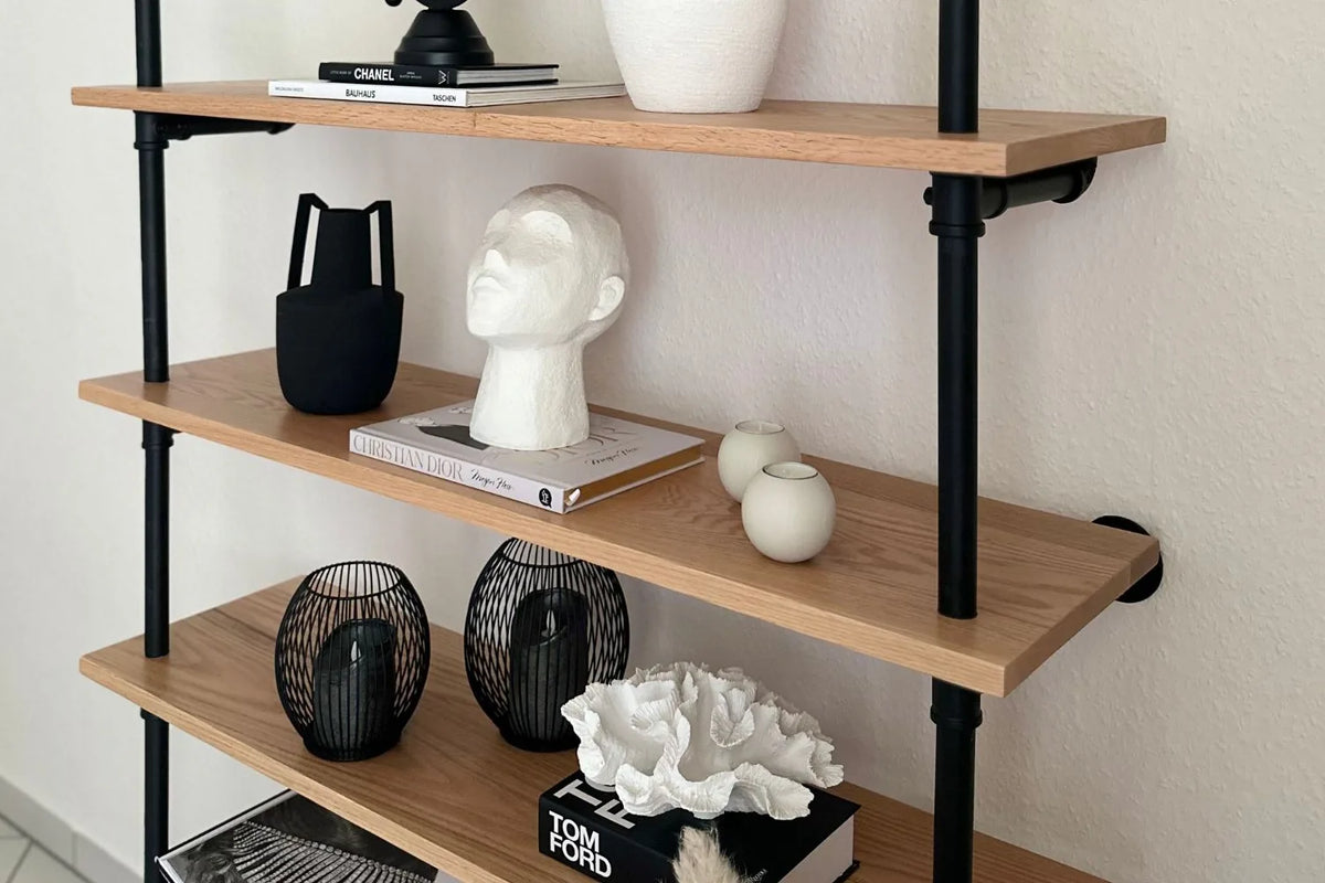 Regal aus schwarzen Eisenrohren und Holzbrettern